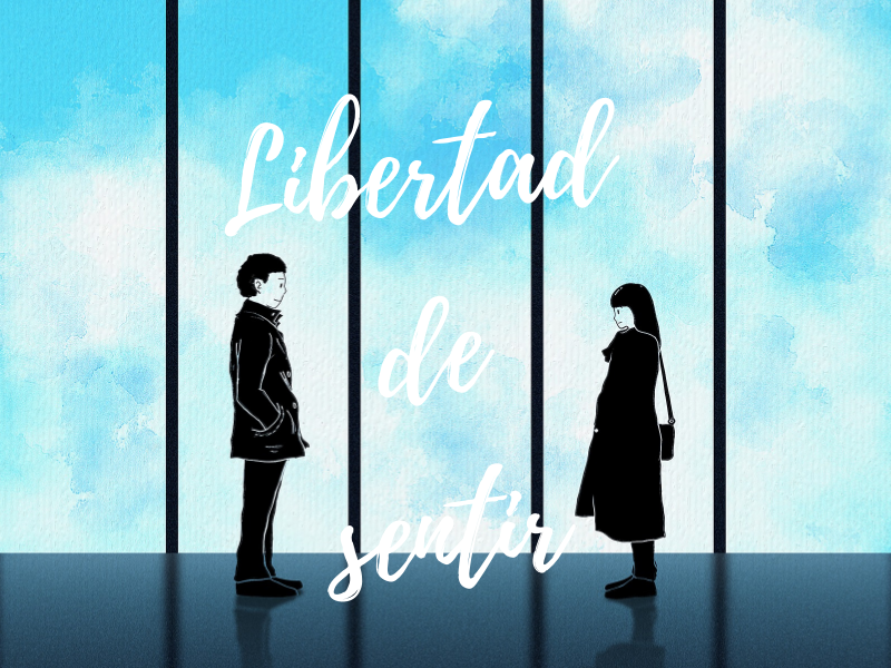 Dos personas de pie, un hombre y una mujer, mirándose a través de un gran ventanal con cielo azul y nubes. La frase "Libertad de sentir" está escrita en blanco en el centro.
